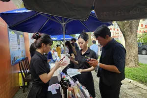 Nhiều doanh nghiệp và khách tham dự chương trình tìm hiểu giải pháp kết nối giao thương qua nền tảng trực tuyến. Ảnh: MINH XUÂN