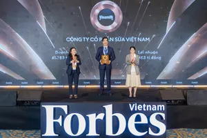 Ông Nguyễn Quốc Khánh, Giám đốc Điều hành Nghiên cứu và Phát triển Vinamilk nhận vinh danh Top 50 Công ty niêm yết tốt nhất Việt Nam - Ảnh: Forbes VN