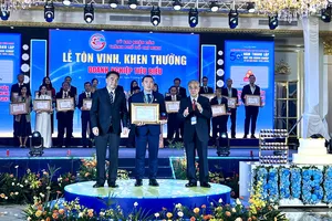 Đại diện Công ty cổ phần Việt Nam Kỹ nghệ Súc sản được UBND TPHCM trao Bằng khen doanh nghiệp tiêu biểu 2025