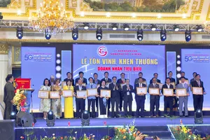 Phó Chủ tịch UBND TPHCM Nguyễn Lộc Hà (giữa) trao tặng bằng khen UBND TP cho lãnh đạo SATRA và các doanh nghiệp tiêu biểu