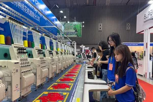 Dây chuyền thêu tự động được các doanh nghiệp trưng bày tại tại Trung tâm triễn lãm SECC tại phường Bình Thuận, TPHCM