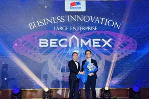 Tập đoàn Becamex của TPHCM (Việt Nam) nhận giải đổi mới kinh doanh tại lễ trao giải. Ảnh: ĐÌNH DƯ