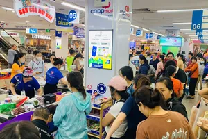 Co.opmart Huế huy động toàn bộ nhân sự túc trực 24/24 để đảm bảo quầy kệ luôn đầy hàng, giá ổn định, dịch vụ thông suốt