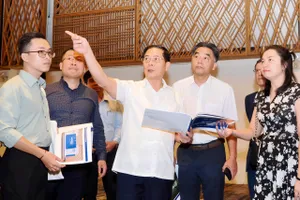 Phó Thủ tướng Chính phủ Bùi Thanh Sơn (giữa) kiểm tra công tác chuẩn bị tại Gem Central. Ảnh HOÀNG HÙNG