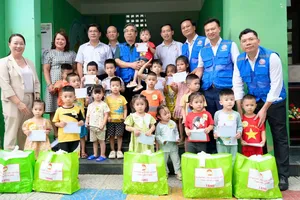 Lãnh đạo TPHCM và đại diện Saigon Co.op cùng đoàn đến thăm, hỗ trợ TP Huế sau thiên tai năm 2025 