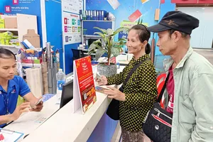 Khách hàng đăng ký chuyến xe hạnh phúc về quê dịp Tết Nguyên đán 2026 tại hệ thống siêu thị Co.opmart