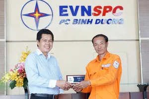 Anh Võ Hồng Khá trả lại tài sản cho người đánh rơi