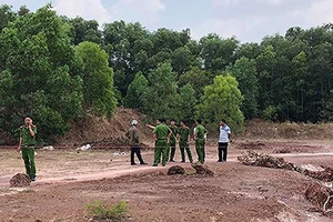 Cơ quan công an điều tra hiện trường vụ việc, nơi phát hiện thi thể nạn nhân bị đốt cháy đen