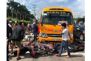 Hiện trường vụ "xe điên" tông hàng loạt xe máy