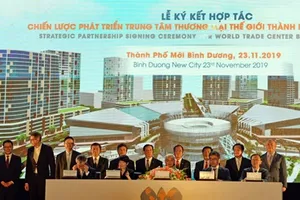 Các đại biểu chứng kiến lễ ký kết phát triển trung tâm thương mại thế giới TP Mới Bình Dương