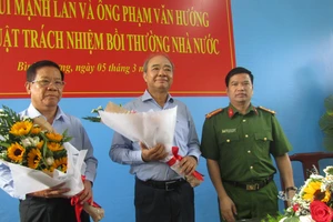 Thượng tá Đặng Trọng Cường tặng hoa 2 người bị bắt giam không có lệnh hợp pháp tại buổi xin lỗi