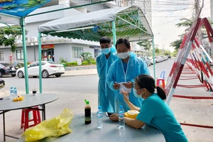 Lực lượng chức năng truy vết các trường hợp tiếp xúc gần tại 1 chung cư ở TP Thuận An, Bình Dương