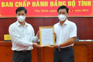 Bí thư Tỉnh ủy Tây Ninh Nguyễn Thành Tâm (bên trái) trao quyết định cho đồng chí Nguyễn Mạnh Hùng