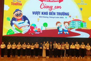 Lãnh đạo tỉnh Bình Dương cùng đại diện doanh nghiệp trao học bổng cho học sinh