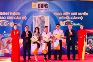 Tập đoàn Bcons: Bàn giao căn hộ Bcons Sala và giấy chứng nhận Bcons Garden