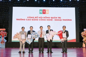 Thành lập Trường Cao đẳng Công nghệ - Ngoại thương 