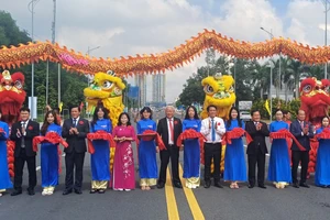 Lãnh đạo tỉnh Bình Dương và TP Dĩ An cắt băng khánh thành đường trục chính Đông - Tây