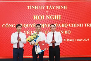 Bí thư Thành ủy TPHCM Nguyễn Văn Nên và Phó trưởng Ban Tổ chức Trung ương Nguyễn Thành Tâm chúc mừng tân Bí thư Tỉnh ủy Tây Ninh