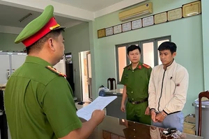 Lực lượng chức năng thi hành lệnh bắt giam đối với Phạm Thành Nhẫn