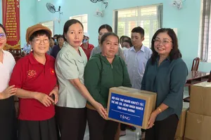120 phần quà là các nhu yếu phẩm được trao đến người khuyết tật và trẻ mồ côi trên địa bàn phường Bến Cát