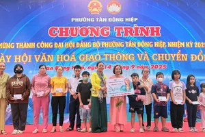 Ban Tổ chức trao giải cuộc thi vẽ tranh thiếu nhi Tân Đông Hiệp gắn với văn hóa giao thông