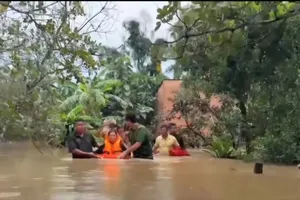 Đồng Nai: Giải cứu 2 cụ bà khỏi vùng ngập sâu do mưa lũ