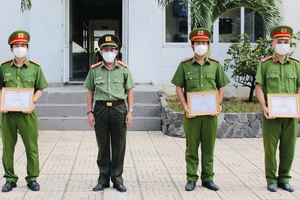 Cán bộ công an khống chế nam thanh niên ngáo đá, mắc Covid-19 đe doạ con tin