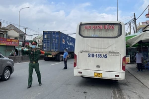 Các chốt kiểm soát dịch ở cửa ngõ TPHCM triển khai kiểm tra “di biến động dân cư”