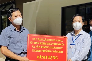 Ban Tổ chức Thành ủy TPHCM thăm hỏi, trao quà đến y, bác sĩ tuyến đầu chống dịch