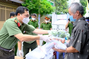 Lực lượng Công an TPHCM gõ cửa từng nhà bà con khó khăn trao nhu yếu phẩm