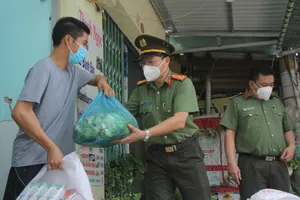 Công an gõ cửa từng nhà trao quà hỗ trợ bà con nghèo ở huyện Nhà Bè
