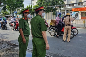 Thứ trưởng Bộ Công an kiểm tra đột xuất các chốt kiểm dịch tại TPHCM