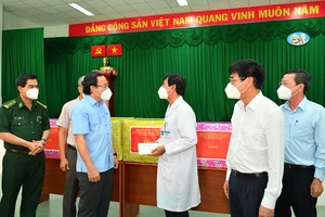 Bí thư Thành ủy TPHCM Nguyễn Văn Nên thăm, tặng quà Bệnh viện điều trị Covid-19 Cần Giờ. Ảnh: VIỆT DŨNG