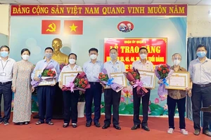 Quận 5 trao Huy hiệu Đảng cho đảng viên cao tuổi Đảng