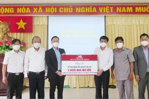 Nguyên Phó Thủ tướng Thường trực Chính phủ Trương Hòa Bình cùng nhà tài trợ trao kinh phí xây nhà cho bà con khó khăn tại huyện Cần Giờ. Ảnh: HỒNG NGA