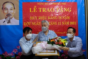 Trao tặng Huy hiệu 75 năm tuổi Đảng cho đồng chí Lê Quang Đồng