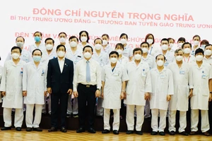 Trưởng Ban Tuyên giáo Trung ương Nguyễn Trọng Nghĩa thăm, chúc mừng đội ngũ y bác sĩ, nhân viên y tế