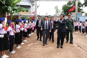 Bí thư Thành ủy TPHCM Nguyễn Văn Nên thăm thầy cô, học sinh Trường Tiểu học Hữu nghị tại tỉnh Champasak