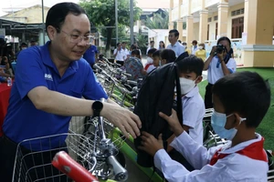 Đồng chí Nguyễn Văn Hiếu động viên các chiến sĩ tình nguyện Mùa hè xanh. Ảnh: NGÔ BÌNH.