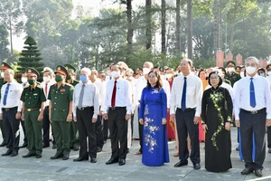 Đoàn lãnh đạo TPHCM dâng hoa, dâng hương tại “Đất thép thành đồng” Củ Chi