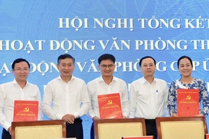 Phó Chánh Văn phòng Trung ương Đảng Lê Khánh Toàn và Phó Bí thư Thành ủy TPHCM Nguyễn Văn Hiếu chứng kiến lễ ký kết quy chế phối hợp giữa Văn phòng Thành ủy TPHCM, Văn phòng UBND TPHCM, Văn phòng Đoàn đại biểu Quốc hội và HĐND TPHCM. Ảnh: VIỆT DŨNG