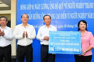 Các cơ quan tham mưu, giúp việc Thành ủy TPHCM ủng hộ 400 triệu đồng vào Quỹ "Vì người nghèo"