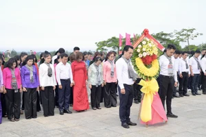 Đoàn đại biểu UBKT Thành ủy TPHCM dâng hoa, dâng hương Mẹ Việt Nam Anh hùng