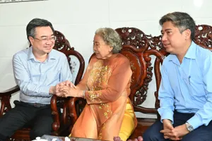 Đồng chí Nguyễn Thanh Nghị thăm hỏi, tặng quà gia đình chính sách, người có công