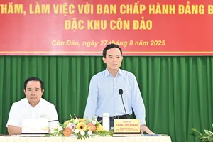 Bí thư Thành ủy TPHCM Trần Lưu Quang: Phát triển Côn Đảo thành đảo xanh, thông minh gắn với bảo tồn