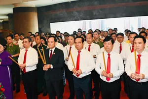 Đoàn đại biểu Đại hội Đảng bộ TPHCM lần thứ I dâng hương tưởng nhớ các Vua Hùng