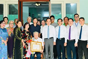 Bí thư Thành ủy TPHCM Trần Lưu Quang trao tặng Huy hiệu 80 năm tuổi Đảng đến đồng chí Tạ Đăng Siêu