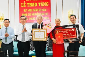 Lãnh đạo Thành ủy TPHCM trao tặng Huy hiệu 65 năm tuổi Đảng đến đồng chí Nguyễn Văn Chí