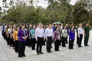 Đoàn cán bộ nữ TPHCM dâng hương các Anh hùng liệt sĩ tại đặc khu Côn Đảo