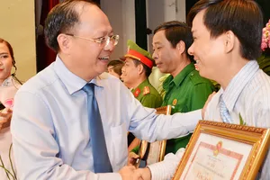 Đồng chí Tất Thành Cang, Ủy viên Trung ương Đảng, Phó Bí thư Thường trực Thành ủy TPHCM tuyên dương những điển hình Dân vận khéo. Ảnh: VIỆT DŨNG